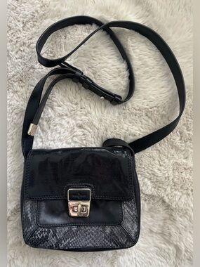 COLE HAAN BLACK AVA SNAKE PRINT EMBOSSED TURN LOCK LEATHER CROSSOVER BAG PURSE